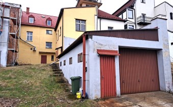 tył kamienicy i garaż