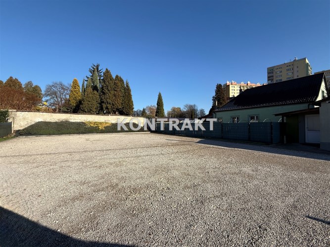 budynek usługowy z dużym parkingiem | centrum Oświ