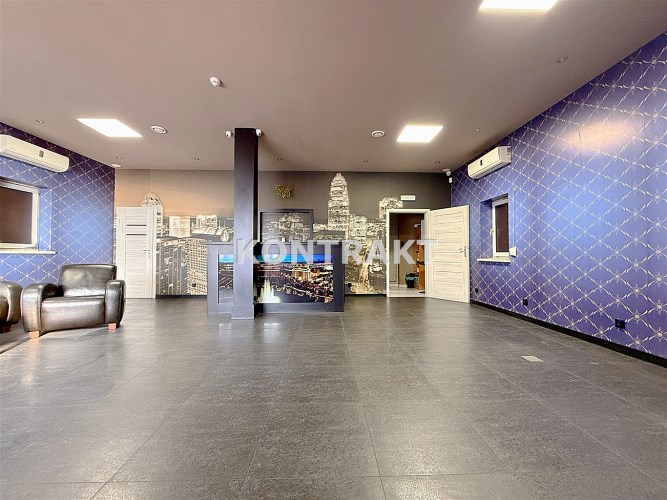 budynek usługowy z dużym parkingiem | centrum Oświ