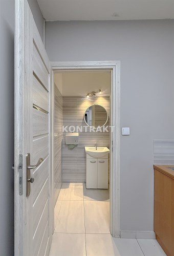 budynek usługowy z dużym parkingiem | centrum Oświ