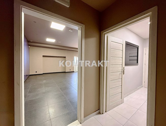 budynek usługowy z dużym parkingiem | centrum Oświ